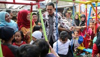 Ahok dan anak-anak di fasilitas permainan RPTRA Rasamala.