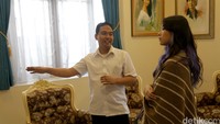 Senyum hangat terlontar dari wajah manis pelantun Kau Adalah itu pada pemandu museum, Erwin Herianto. 