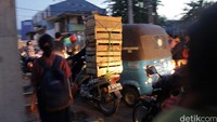 Arus lalu lintas di perlintasan KA Kramat Sentiong merayap.