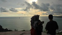 Di sore hari, tidak sedikit traveler yang datang untuk menikmati sunset cantik dengan latar Teluk Painan. Keindahannya berpadu dengan pepohonan hijau yang berada di sekitar Bukit Langkisau (Randy/detikTravel)