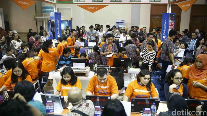 Garuda Indonesia Travel Fair 2016 kembali dibuka, Jumat (29/4/2016) di Jakarta Convention Center. Acara yang dihelat selama 3 hari itu langsung diserbu Ribuan pengunjung yang terlihat antri disalah satu gerai agen travel yang menyediakan beragam promo harga murah. (Foto: Rachman Haryanto/detikcom)