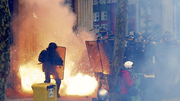Demo Tolak Reformasi UU Buruh di Paris Ricuh