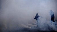 Demonstran ditembaki gas air mata. Stephane Mahe/Reuters/detikFoto.