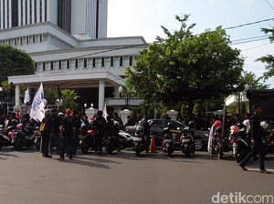 Ratusan Pekerja Demo Gedung MA Tuntut Kenaikan Gaji