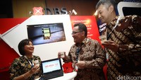 (Kiri ke kanan) Head of Financial Institution Group, Institutional Banking Group PT Bank DBS Indonesia Sabina Susie Kosasih, didampingi President ACI Indonesia (Financial Market Association), Branko Windoe dan Director Treasury & Markets, PT Bank DBS Indonesia & Deputy President ACI Indonesia (Financial Market Association) Wiwig Wahyu Santoso berbincang di sela sela 55th ACI World Congress di Pacific Place, Jakarta, Jumat (29/04/2016).