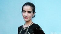 Sheila berpose di depan kamera. Pool/Ismail/detikFoto.