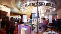 Sejumlah pengunjung tampak melihat-lihat booth Bank Negara Indonesia di acara tersebut.
