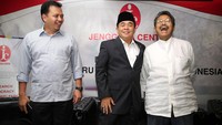 Selain Akom, hadir pula politisi senior Partai Golkar Fahmi Idris dan pengamat politik Hanta Yuda, Jumat (29/04/2016).
