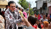Ahok menyalami warga dari balik pagar RPTRA Rasamala.