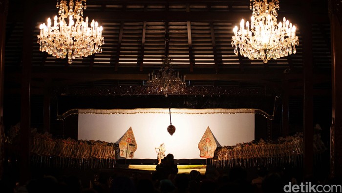 TMII menyuguhkan wayang kulit semalam suntuk.
Pementasan wayang ini menceritakan tentang terancamnya kerajaan Kayangan Suralaya.