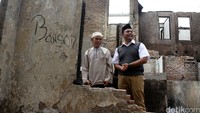 Muhamad Idrus meninjau puing-puing bangunan yang terbakar.