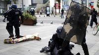 Polisi mengamankan seorang demonstran. Stephane Mahe/Reuters/detikFoto.