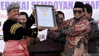 Wakil Ketua MPR Oesman Sapta menyerahkan piagam Museum Rekor Indonesia (MURI) kepada ketua panitia sosialisasi Empat Pilar.