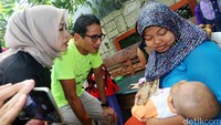 Sandiaga menyapa warga.
