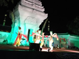 Meriahnya Malam Mingguan di Taman Blambangan Banyuwangi