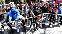 Demonstran memaksa masuk ke lokasi konvensi dengan merusak pagar pembatas. Noah Berger/Reuters/detikFoto.