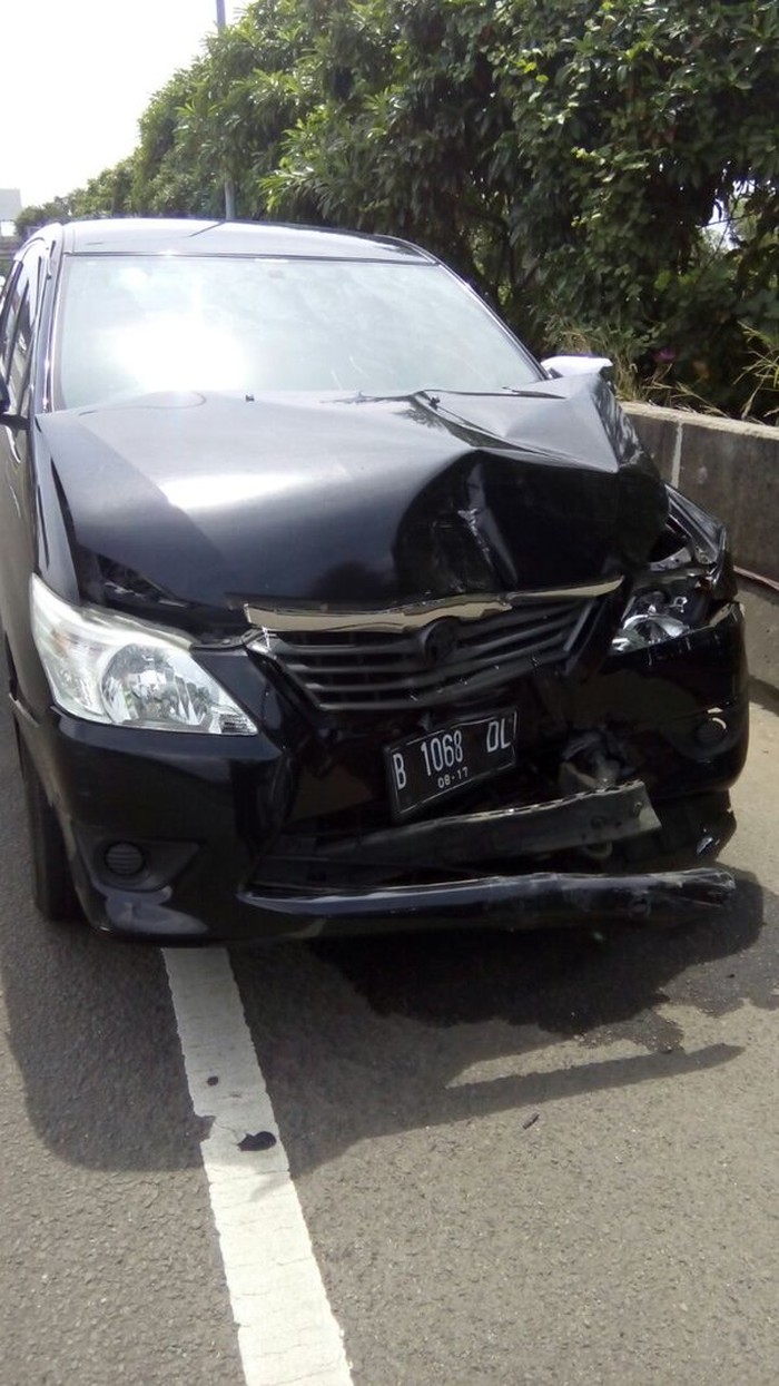 Ada Tabrakan Innova dan Freed, Lalin Tol Bandara Arah Kapuk Macet 3 KM