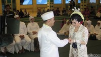 Ratu Felisha dan Ari Pujianto melangsungkan akad nikah di Masjid Pondok Indah, Jakarta Selatan. (Foto: Dicky Ardian/detikcom) 