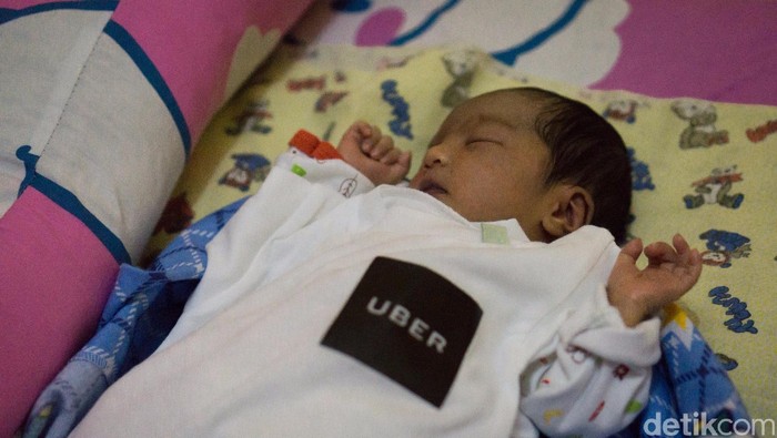 Cerita Pengemudi Uber Bantu Penumpang Melahirkan di Mobilnya