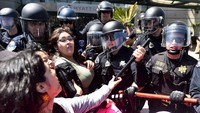 Sempat terjadi aksi saling dorong antara demonstran dan polisi. Noah Berger/Reuters/detikFoto.