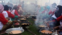 Ibu-ibu memasak berbagai macam makanan khas Padang yang mendapat MURI.
