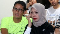 Sandiaga datang dengan didampingi istrinya.