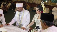 Di hari pernikahannya, mereka mengenakan busana bernuansa putih. (Foto: Dicky Ardian/detikcom) 