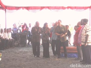 Jokowi Tersenyum Lihat Mendag Lembong Peluk Babi