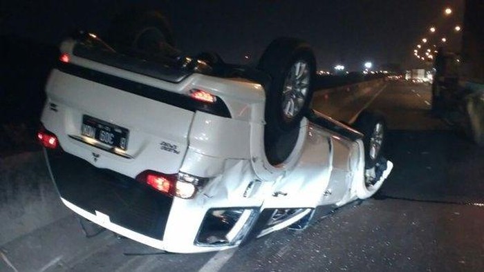 Pajero Sport Terguling di KM 17 Tol Ancol