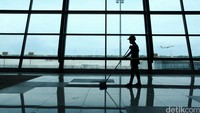 Pekerja membersihkan lantai Terminal 3 Ultimate Bandara Soekarno-Hatta.