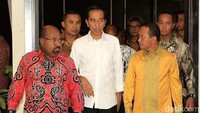 Presiden dan rombongan disambut Gubernur Papua Lukas Enembe setelah tiba di Bandara Sentani Jayapura. Istimewa. Istimewa/dok Hipmi.
