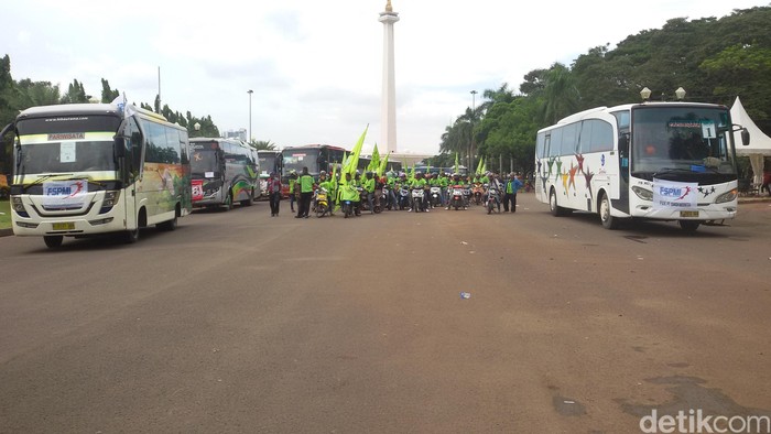 Massa Buruh dari Istana Mulai Bergerak ke Stadion GBK