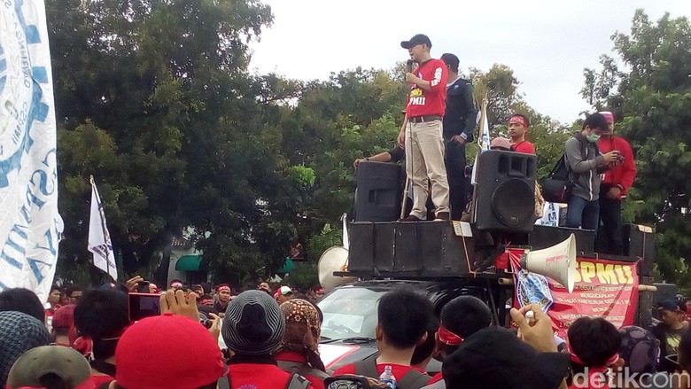 Diawali Goyang Dumang, Buruh Sampaikan Aspirasi di Depan ...