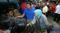 Bakal calon gubernur DKI Jakarta Sandiaga Uno berdialog dengan para pedagang.