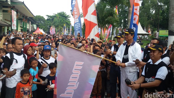 Peringati May Day, Sultan HB X Jalan Sehat Bersama Buruh
