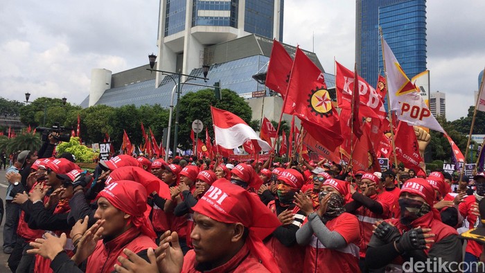 Ribuan Buruh Mulai Padati Bundaran HI, Situasi Kondusif