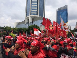 Ribuan Buruh Mulai Padati Bundaran HI, Situasi Kondusif