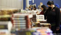 Sejumlah pengunjung tampak sedang memilih buku di Pameran buku Big Bad Wolf.