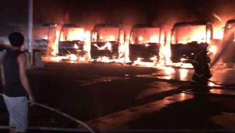 Rusuh Sabtu Malam di Makkah, Pekerja Konstruksi Bin Laden Bakar 9 Bus Rusuh Sabtu Malam di Makkah, Pekerja Konstruksi Bin Laden Bakar 9 Bus