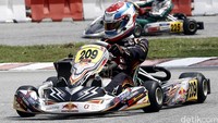 Keempat pembalap begitu antusias memburu podium juara di ajang AMC seri ketiga di Sirkuit Elite Speedway, Subang Jaya, Malaysia, Minggu (01/05/2016). (Istimewa/dok Tim Riser). 