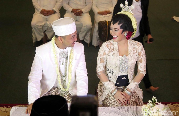 Ratu Felisha dan Ari Pujianto melangsungkan akad nikah di Masjid Pondok Indah, Jakarta Selatan. Ratu Felisha tampak anggun menggunakan kebaya berwarna putih.