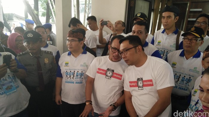 Hari Buruh, Menaker dan Ridwan Kamil Kompak Berkaus Mayday Is A Holiday