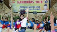 Relawan memberikan dongeng kepada anak-anak disekolah anak jalanan Di kawasan kuningan Jakarta, Minggu (1/5/2016). 