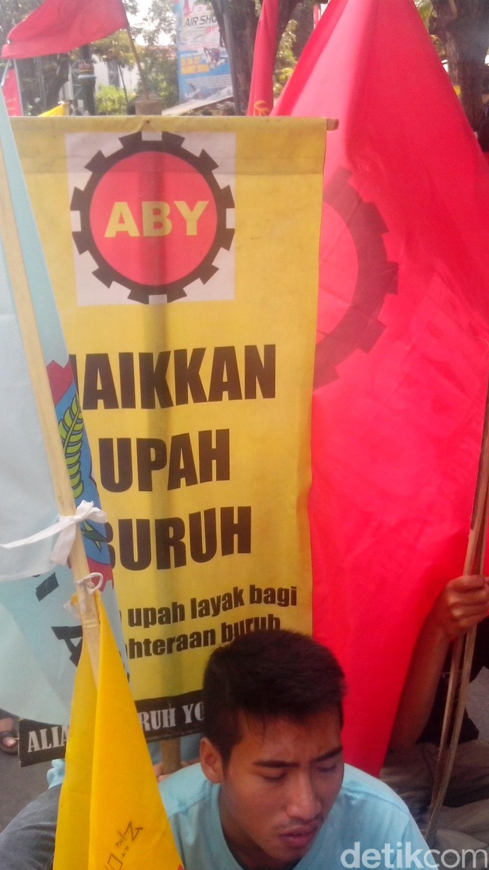 Buruh di Yogyakarta Berdemo di Malioboro