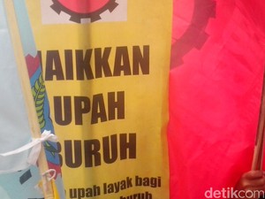 Buruh di Yogyakarta Berdemo di Malioboro