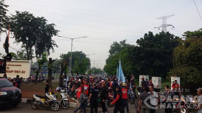 Tunggangi Motor, Seribuan Buruh Longmarch dari Pulogadung Menuju Monas
