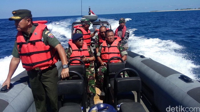 Kunjungi Pulau Terluar, Panglima Beri Bantuan Motor Roda 3 Hingga Speedboat
