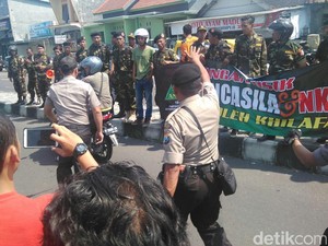 Kapolres Jember Bubarkan Massa Banser yang Kepung Acara HTI