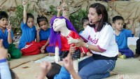 Dongeng tersebut diberikan sebagai bentuk kepedulian terhadap para anak-anak kurang mampu di sekolah informal yang berada ditengah Ibu Kota Jakarta.