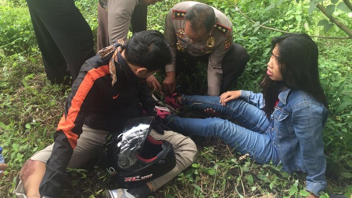 Begini Aksi Kapolda Jabar Tolong Korban Kecelakaan Lalu Lintas di Purwakarta